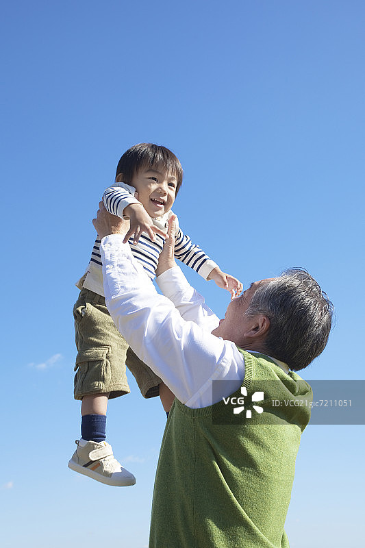 爷爷抱着孙子图片素材