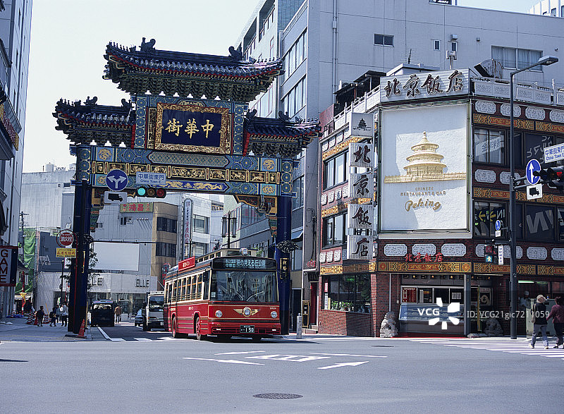 行驶在唐人街的旅游巴士，日本神奈川县横滨图片素材