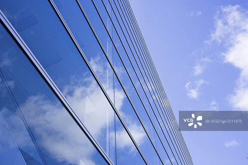 日本兵库县西宫市天空下的办公楼图片素材