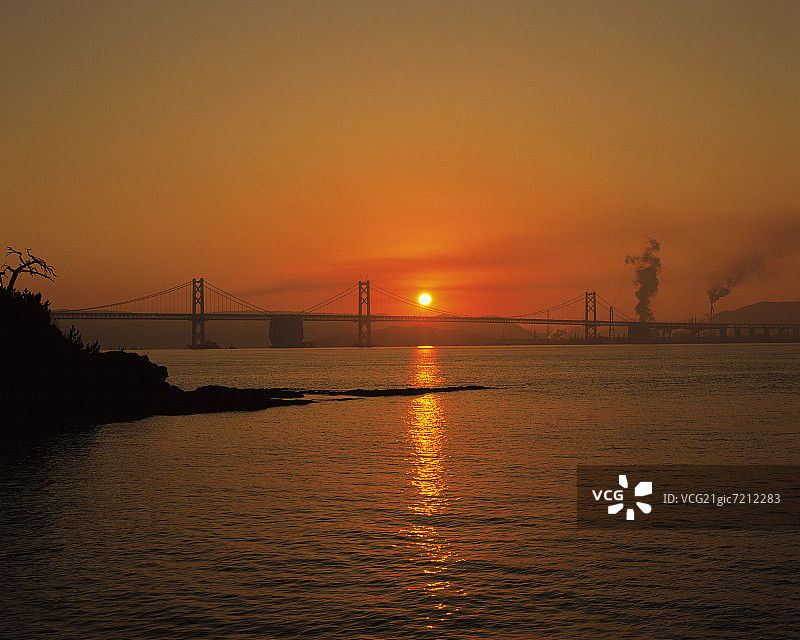 黎明时分的濑户大桥，日本香川县丸龟市图片素材