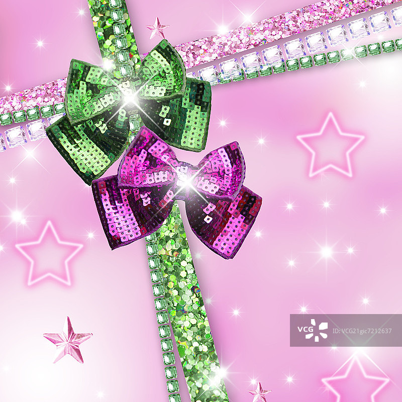 粉色和绿色亮片蝴蝶结的圣诞主题图片，粉色和绿色闪光珠宝项链和星星在粉色背景上图片素材