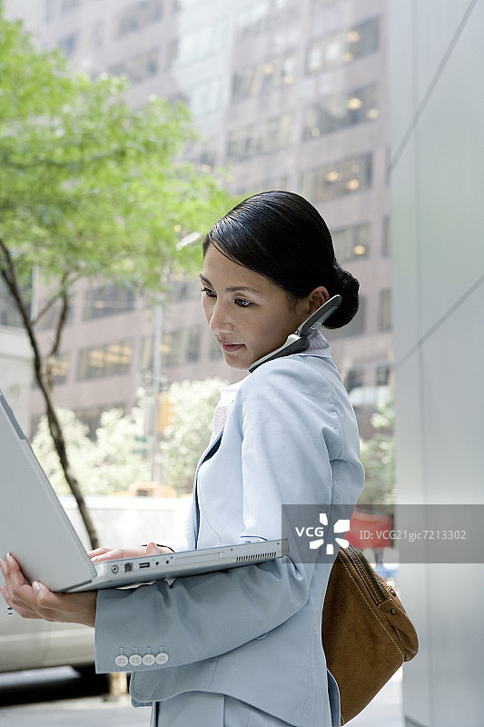 在街上工作的日本女商人图片素材
