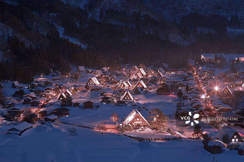 夜色下的合掌造农舍图片素材