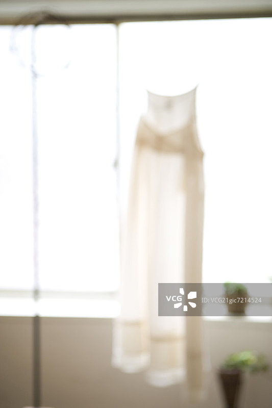 窗前衣架上挂着的白色连衣裙图片素材