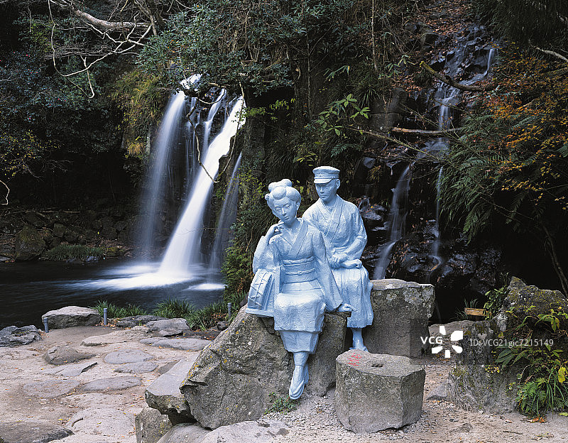 日本静冈县河津瀑布旁的雕像图片素材