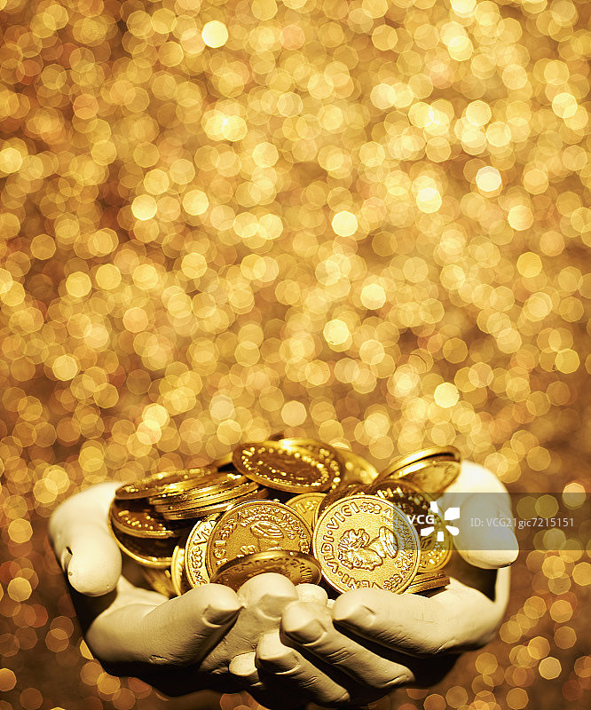手持金币雕塑图片素材