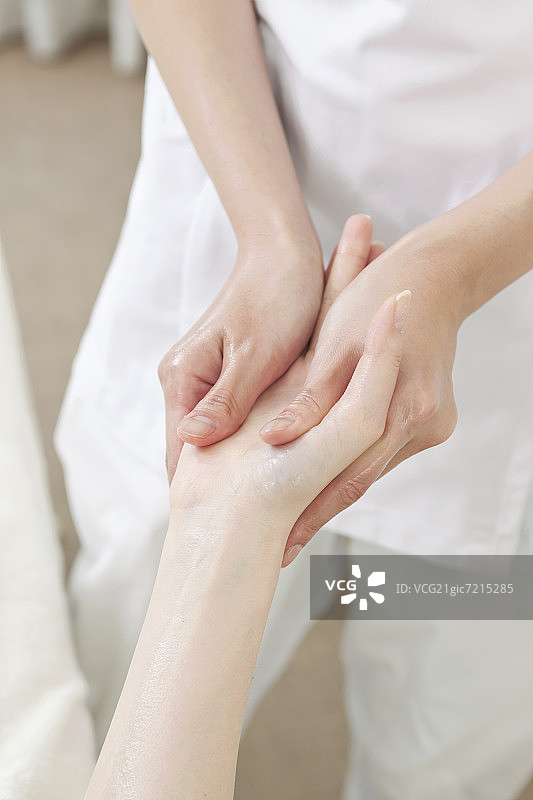 女子接受手部按摩图片素材