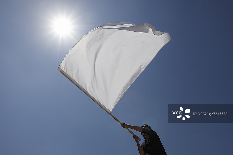 挥舞旗帜的人图片素材