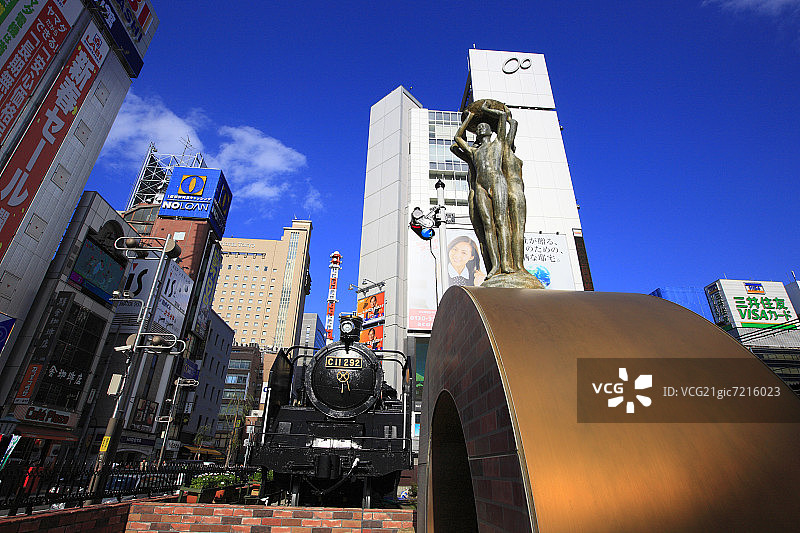 日本东京新桥站日比谷出口与雕塑图片素材