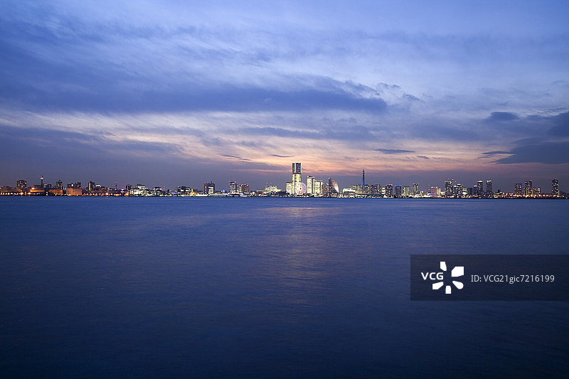 日本神奈川县横滨港未来天际线日落景观图片素材