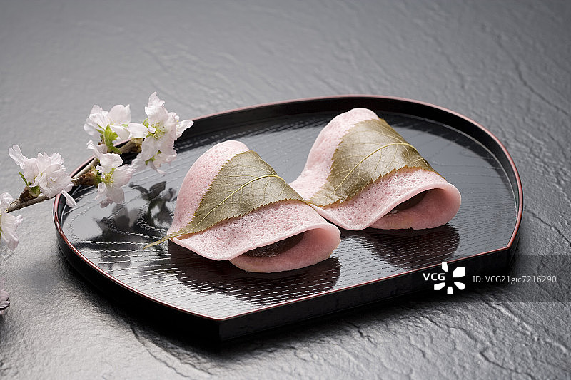 托盘上的樱花和樱花枝图片素材