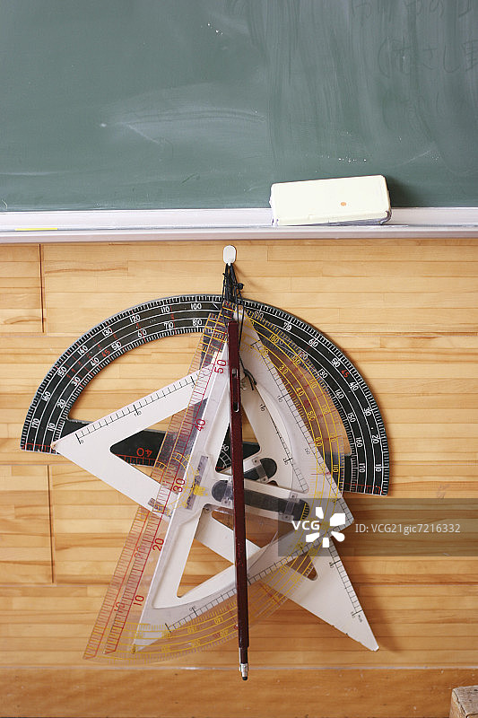 教室墙上的三角板和量角器图片素材