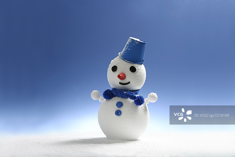 戴蓝色帽子的雪人图片素材