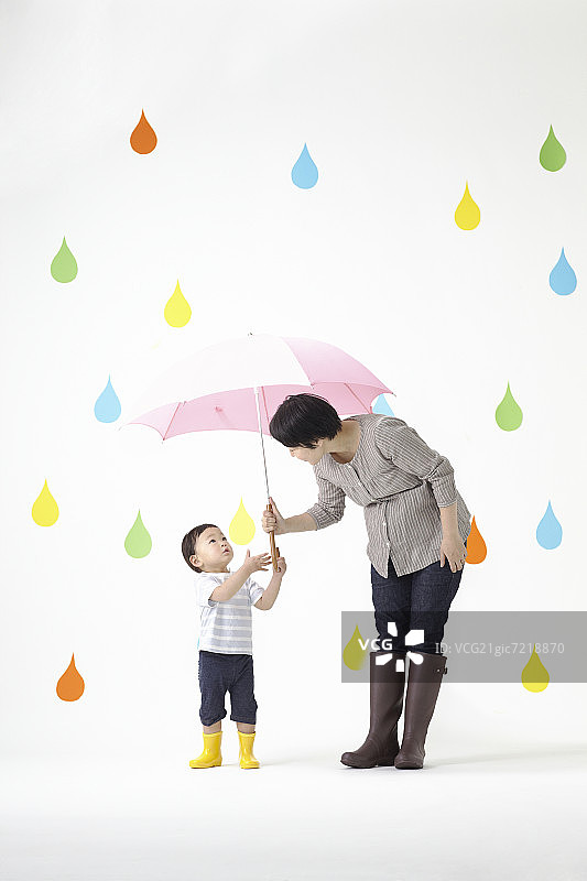 雨中母子图片素材