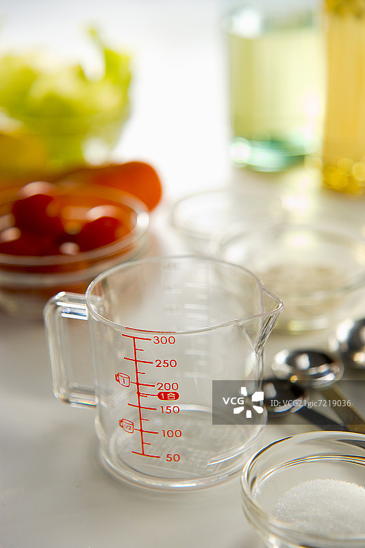 量杯和其他烹饪用具图片素材