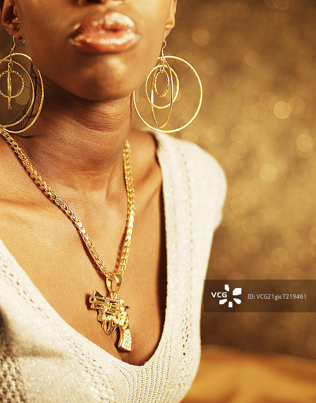 年轻女人佩戴金色首饰图片素材