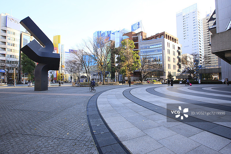 日本东京池袋站西入口的公园图片素材