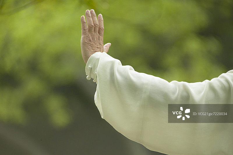 练习太极拳的人图片素材