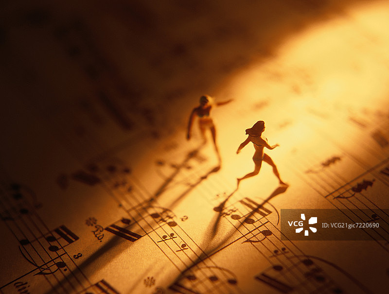 乐谱上的小雕像图片素材