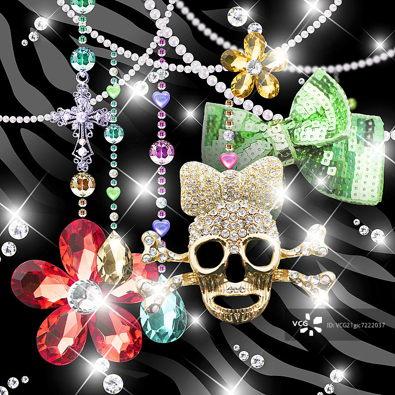 闪耀的珠宝骷髅和交叉骨项链，在虎纹背景上饰有钻石项链和珠宝图片素材