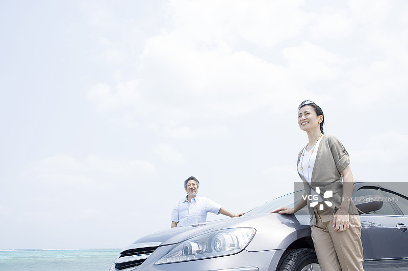 驾车兜风的中年夫妇图片素材