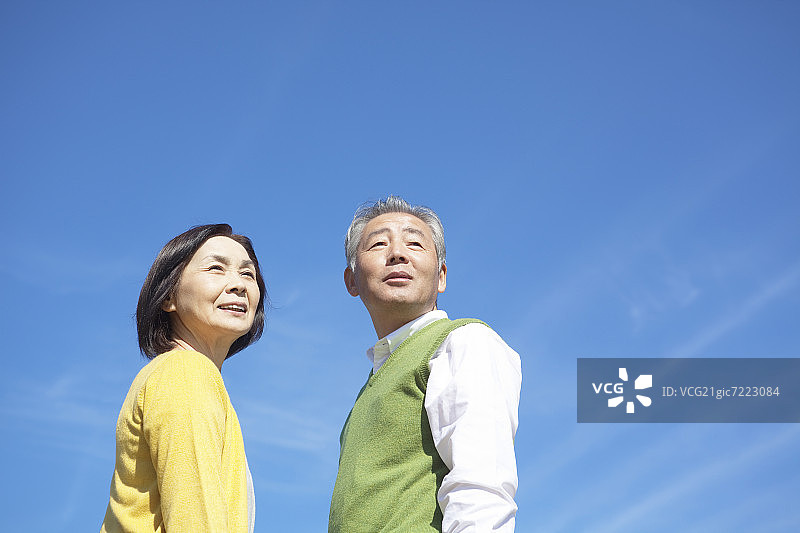 中年夫妇站立图片素材