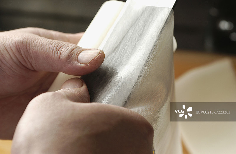 厨师削萝卜特写图片素材