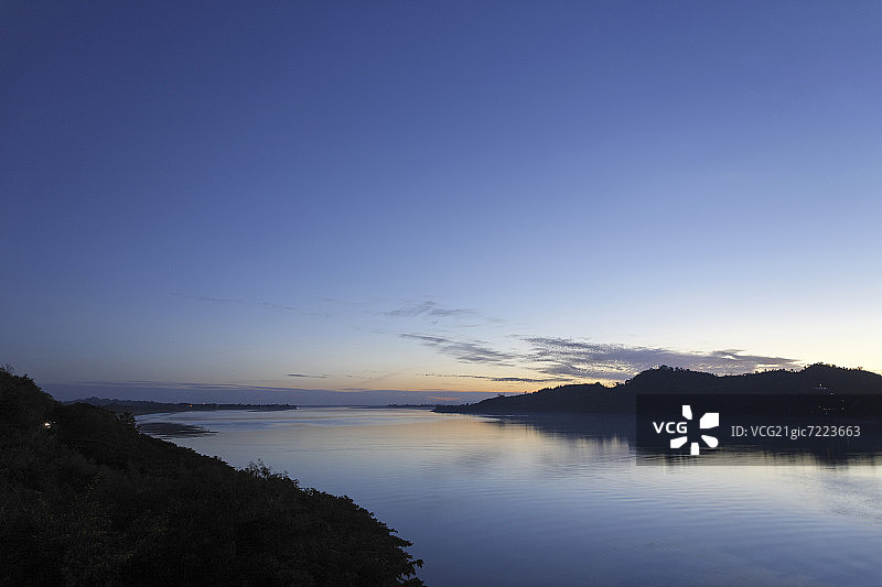 缅甸勃固的黄昏河流图片素材