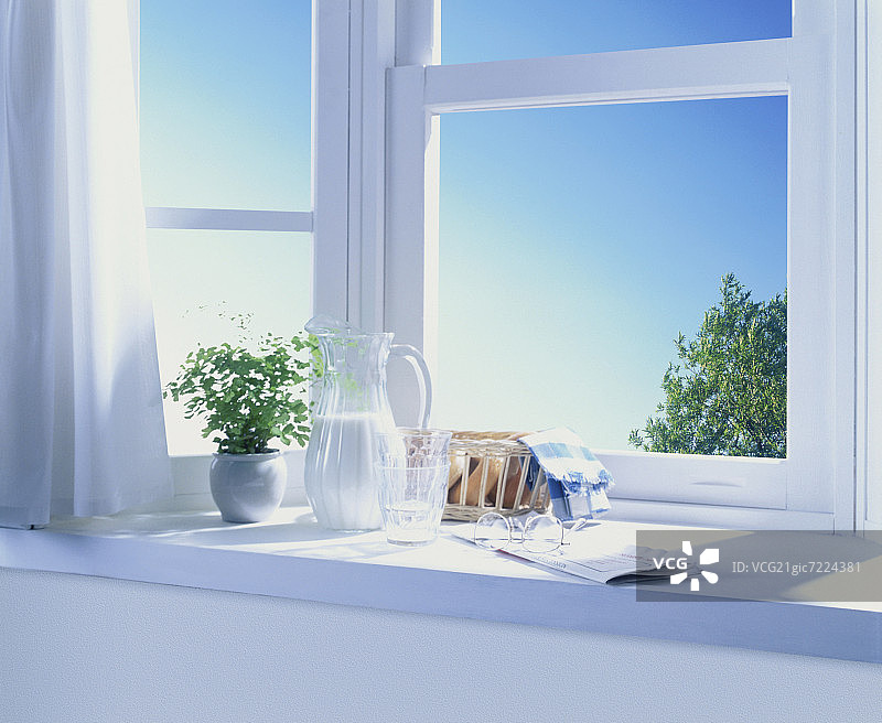 窗台上的面包、牛奶和植物图片素材