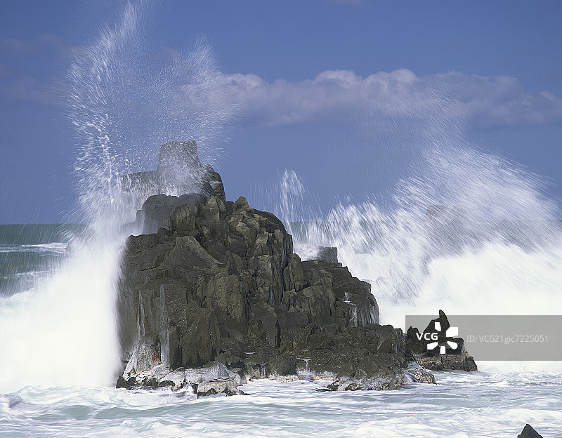 日本福井县坂井市东寻坊礁石上的大浪图片素材