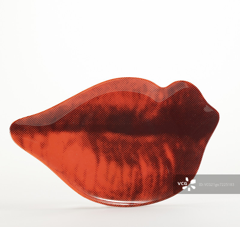 白色背景上的嘴唇图片素材