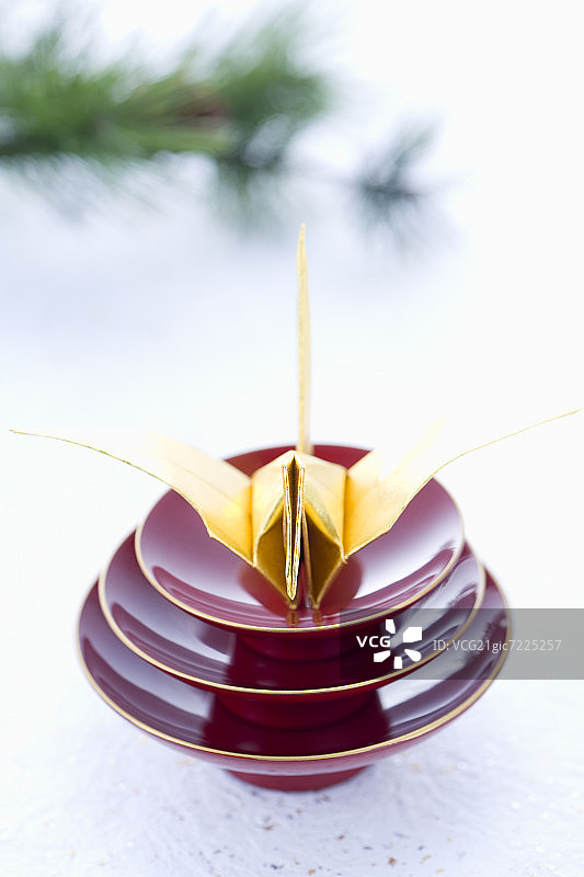 清酒杯上的折纸鸟图片素材