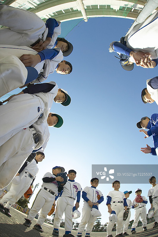 教练向孩子们讲解（鱼眼镜头）图片素材