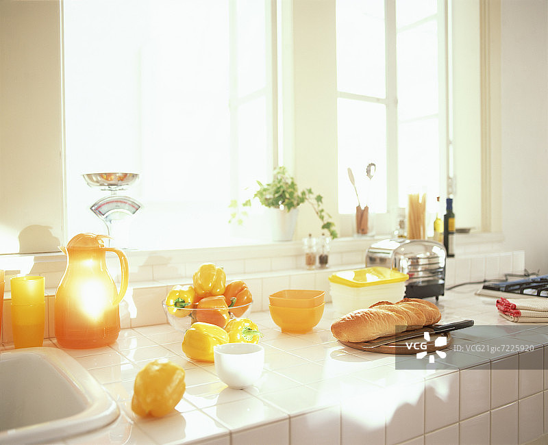厨房台面上的黄色甜椒和切片面包图片素材