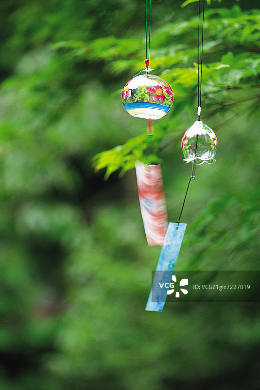 微风中摇曳的两串花卉风铃图片素材