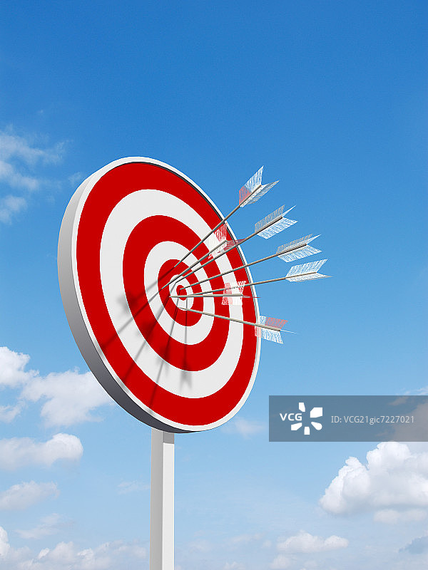 天空背景下的靶心图片素材