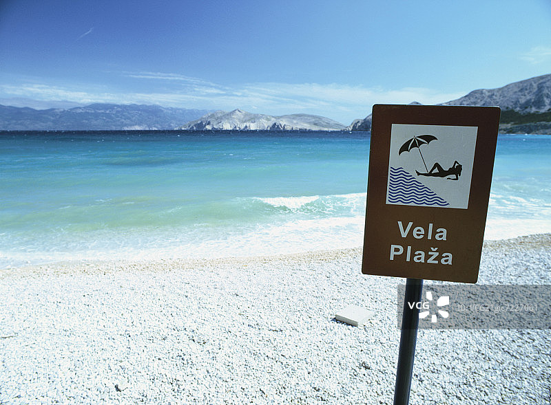 克罗地亚海边沙滩上的标牌图片素材