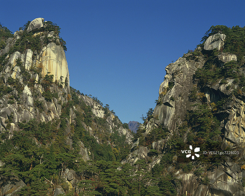 日本山梨县甲府市升仙峡的蓝色天空下的悬崖图片素材