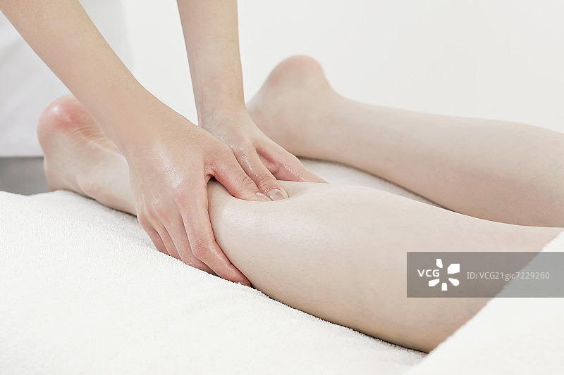女人享受足底按摩图片素材