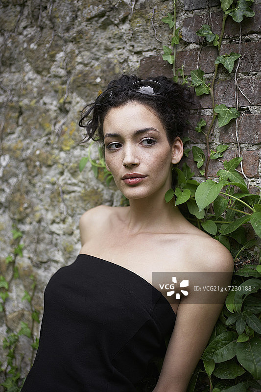 年轻女子靠在墙上图片素材