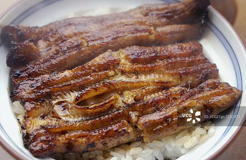 烤鳗鱼盖饭碗，特写图片素材