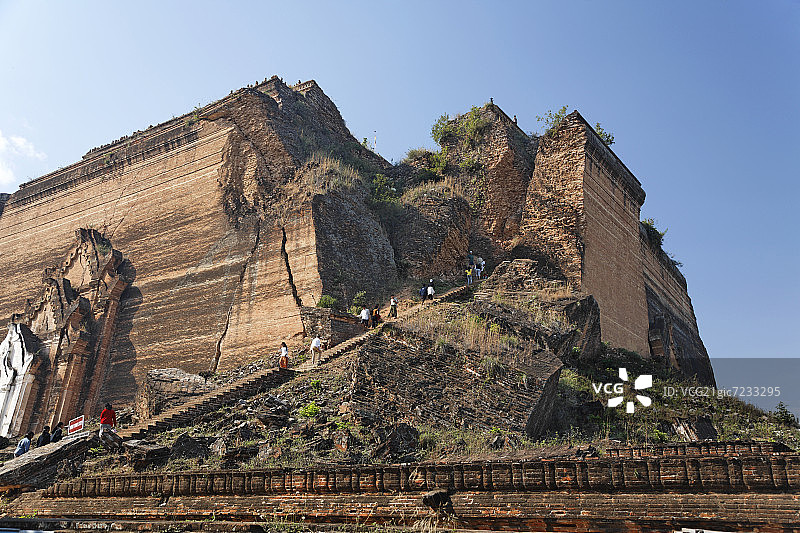 在缅甸敏贡佛塔古迹游览的游客图片素材