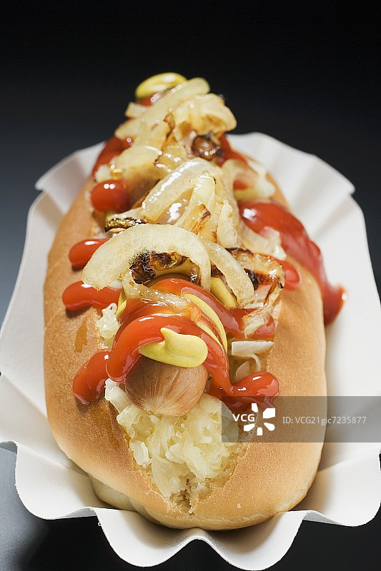 搭配德国泡菜、芥末、番茄酱和洋葱的热狗图片素材