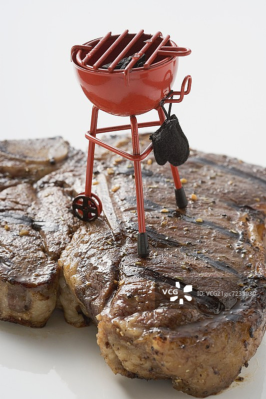 玩具烧烤架上的烤T骨牛排图片素材