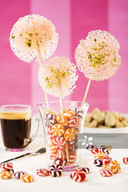 玻璃杯装糖果和薄荷糖图片素材
