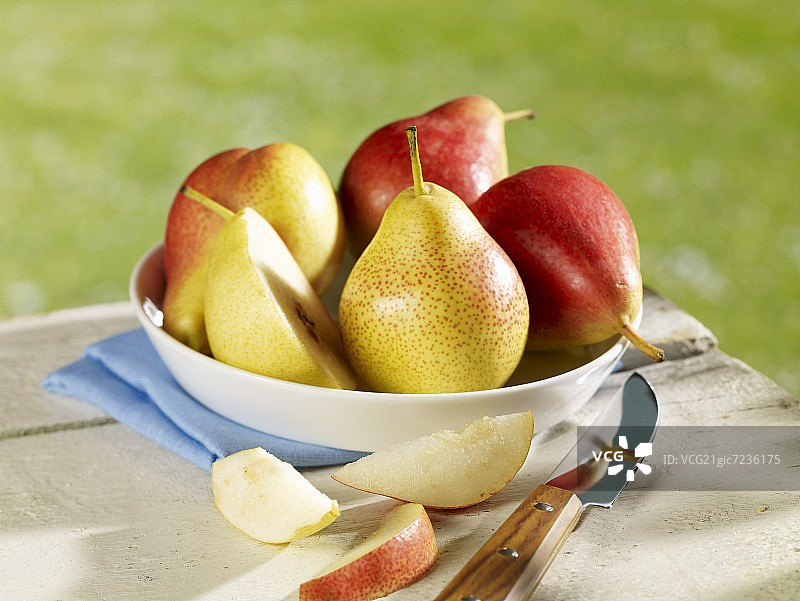 盘子里的梨图片素材