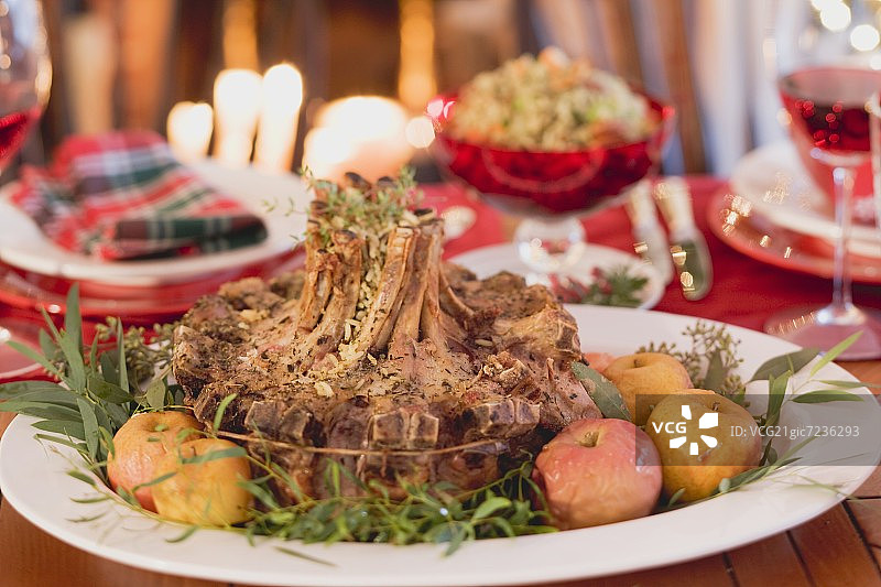圣诞餐桌上配苹果的烤羊肉皇冠（美国）图片素材