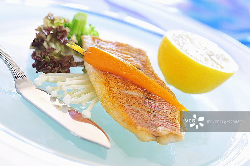 炸红鲷鱼配胡萝卜和金针菇图片素材