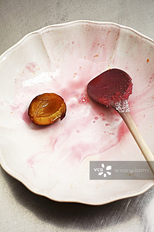 盘子上的半个欧洲李图片素材