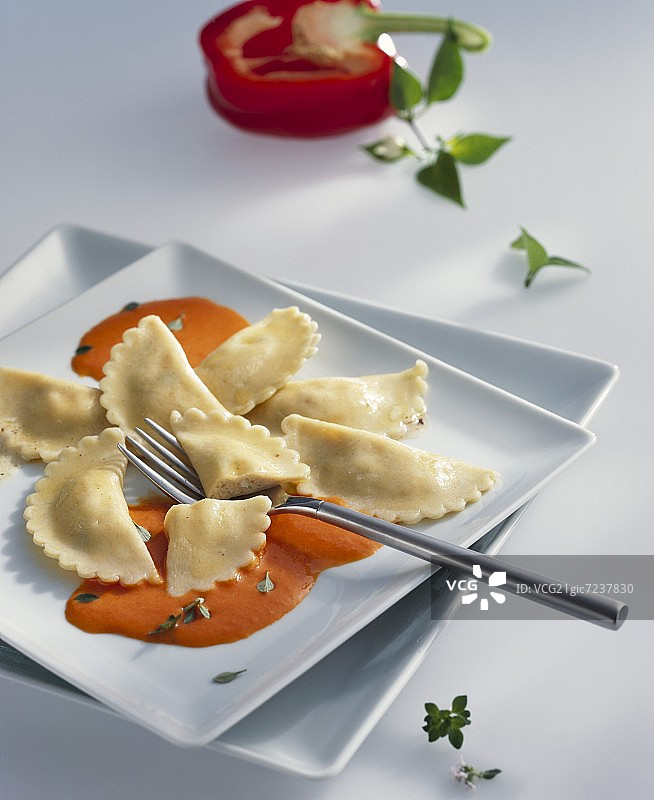 胡椒酱汁三文鱼馄饨图片素材